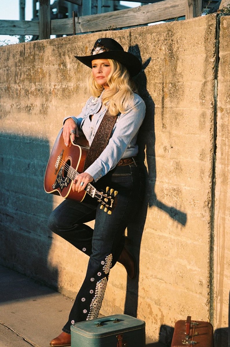 randalourita's tweet photo. My fav part about this album is that everyone agrees that she can do whatever the fuck she wants👑 https://t.co/LMVvZV31WU