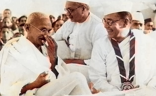 rudrakshdhaari's tweet photo. गाँधी के लिए सुभाष चंद्र बोस ने कहा था-

गाँधी अगर खड़ा हो तो 'ईसा लगता है, लेट जाए तो बुद्ध लगता है।

या'नी खड़े हुए गाँधी क्षमा हैं और लेटे हुए गाँधी समाधि हैं। https://t.co/ksvPPdvzxh