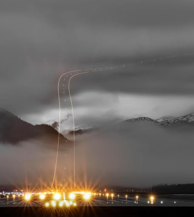 Rainmaker1973's tweet photo. This is what happens when you take long exposure photos of planes taking off. https://t.co/unng88EXJ3