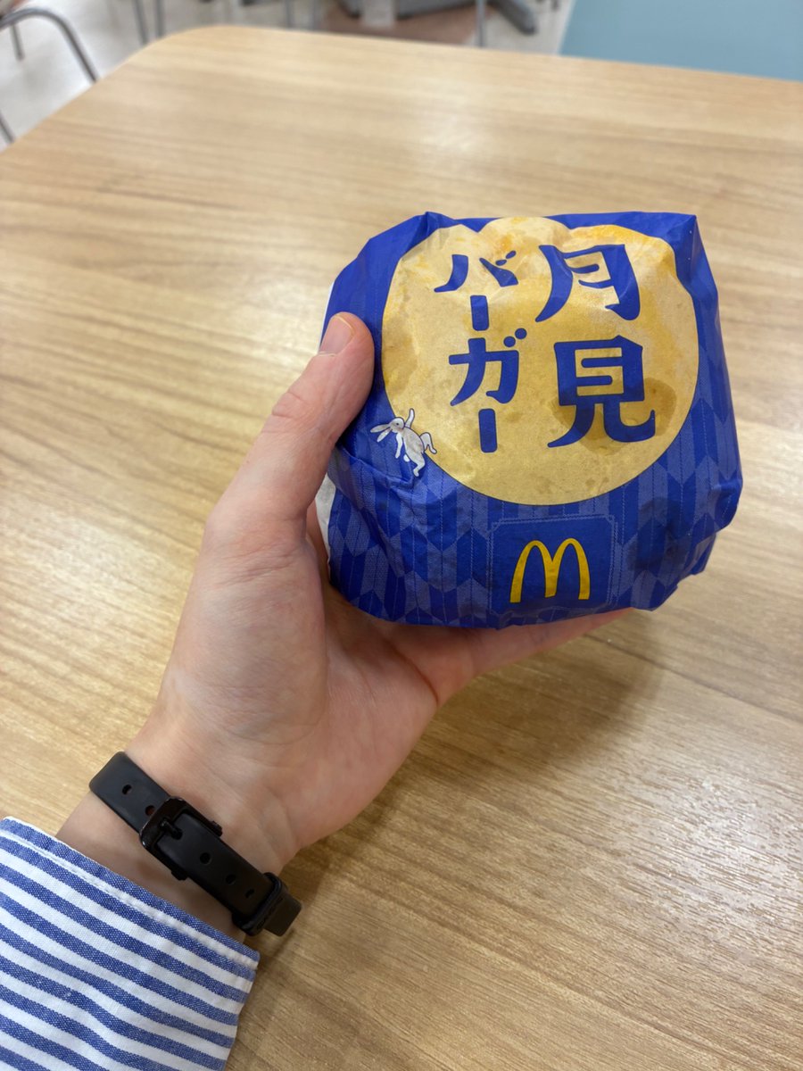 Chelyidae_'s tweet photo. 離乳食の仕込みして、洗い物して、
床掃除して、娘の２日半ぶりの💩処理して〜
とやっていたらこんな時間に😱
遅めのお昼ご飯に月見バーガー食べました🎑
味わって食べようと思ったら
腹ペコすぎて秒で食べ尽くしてしまいました😭 https://t.co/tpBdv39UuQ