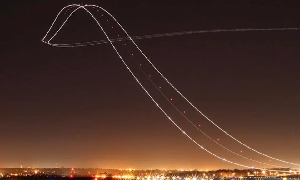 Rainmaker1973's tweet photo. This is what happens when you take long exposure photos of planes taking off. https://t.co/unng88EXJ3