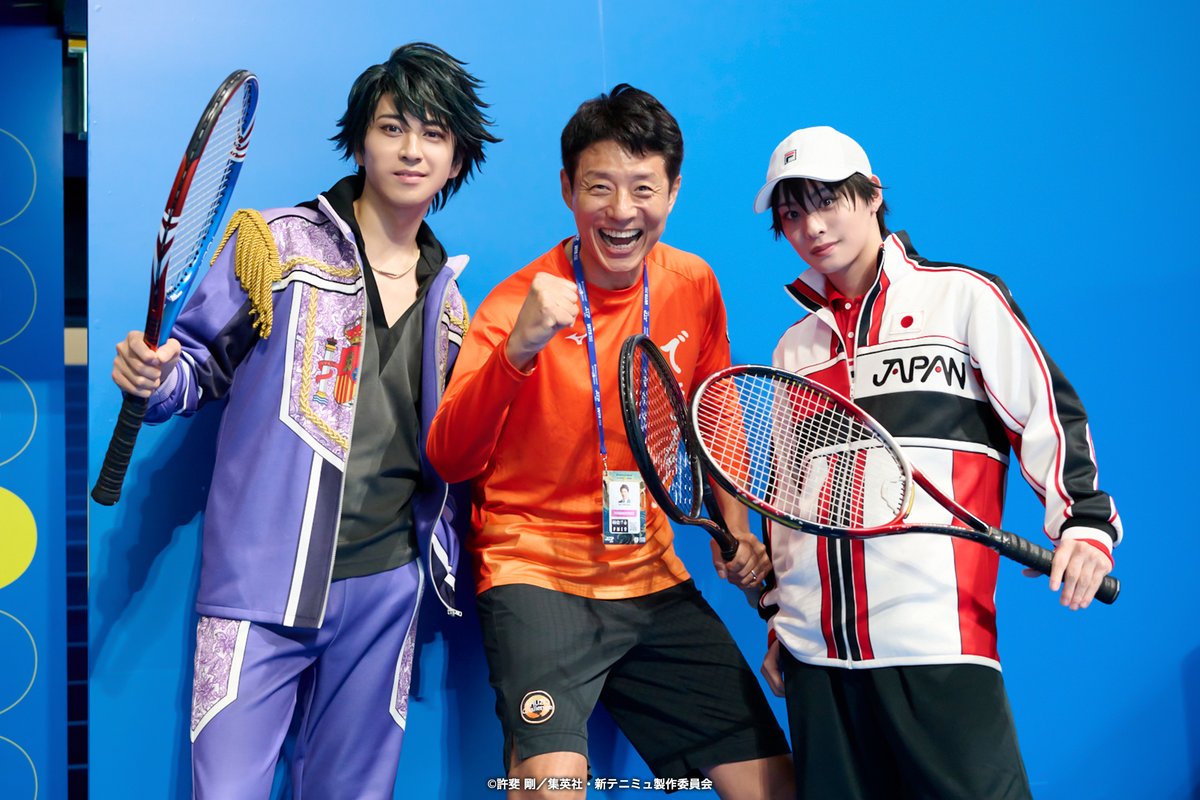 TennimuNews's tweet photo. 《#新テニミュ × ジャパンオープンテニス 2026》

大会アンバサダーの松岡修造さんと
越前リョーマ役 今牧輝琉さん＆越前リョーガ役 井澤勇貴さんの記念写真を公開🎾✨

スペシャルトークショーや試合前のコイントス、
錦織 圭選手らとの記念撮影を行いました！

「木下グループジャパンオープン2026」は、
有明コロシアムにて10月6日(火)まで本選試合を開催中🎊

ミュージカル『#新テニスの王子様』のグッズショップや、キャストのサイン展示もありますので、この機会にぜひお楽しみください🎶