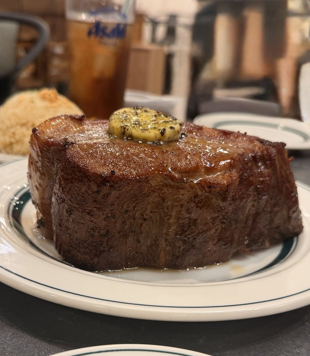 yamanesyoten's tweet photo. 大阪難波にて700gの
「マッターホルン」に無事登頂🥩
マロリーポークステーキの700g‼️目の前に来た時の迫力がエグい…😂
わさびやソースで味変しつつペロリと完食。ガーリックライスと流し込むこの背徳感、最高すぎた🎶 https://t.co/o5YRtT7MPj