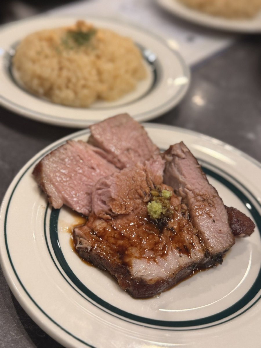 yamanesyoten's tweet photo. 大阪難波にて700gの
「マッターホルン」に無事登頂🥩
マロリーポークステーキの700g‼️目の前に来た時の迫力がエグい…😂
わさびやソースで味変しつつペロリと完食。ガーリックライスと流し込むこの背徳感、最高すぎた🎶 https://t.co/o5YRtT7MPj