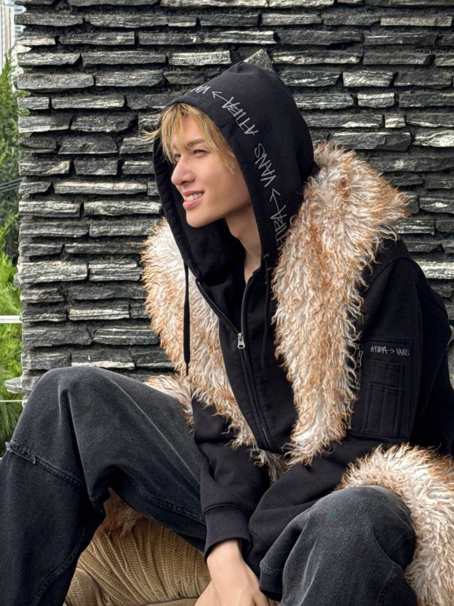 evercoer's tweet photo. this genre of martin in a hoodie https://t.co/u2TMfMxUc6
