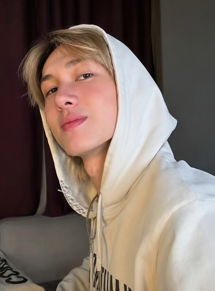 evercoer's tweet photo. this genre of martin in a hoodie https://t.co/u2TMfMxUc6