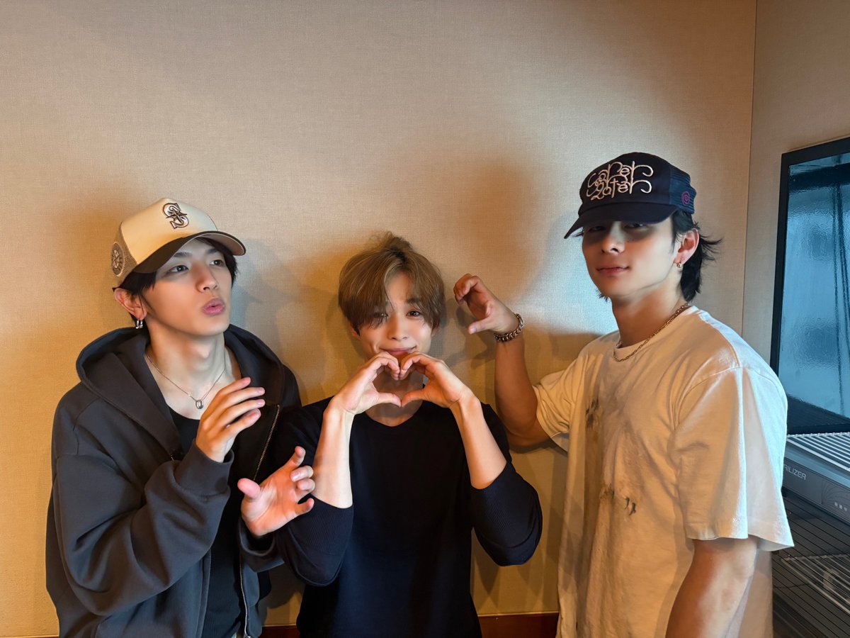 From_INI's tweet photo. ＼１時台ありがとうございました／
髙塚大夢＆西洸人＆後藤威尊

今週西くんが気になったのは…
「楽器を覚える」というメールから…
”アナログDJをできるようにする！”でした🎷🫶

#フロイニ #INI #MINI 
https://t.co/LrDXkn0oiA https://t.co/YZlR7gOReb