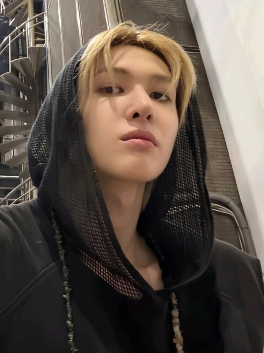 evercoer's tweet photo. this genre of martin in a hoodie https://t.co/u2TMfMxUc6