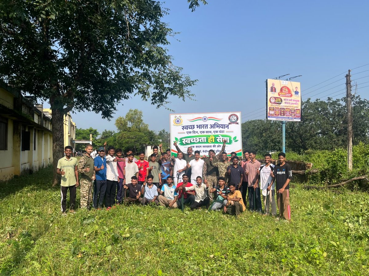 170BNCRPF's tweet photo. दिनांक 02/10/2026 को स्वच्छता पखवाड़ा 6.0 के तहत शहीद वेंकटराव स्नातकोत्तर महाविद्यालय बीजापुर में स्वच्छता अभियान चलाया गया। इस दौरान जवानों व छात्रों द्वारा महाविद्यालय परिसर एवं आसपास के क्षेत्र की साफ-सफाई  की। #special campaign 6.0 https://t.co/Boy6XtlVx4