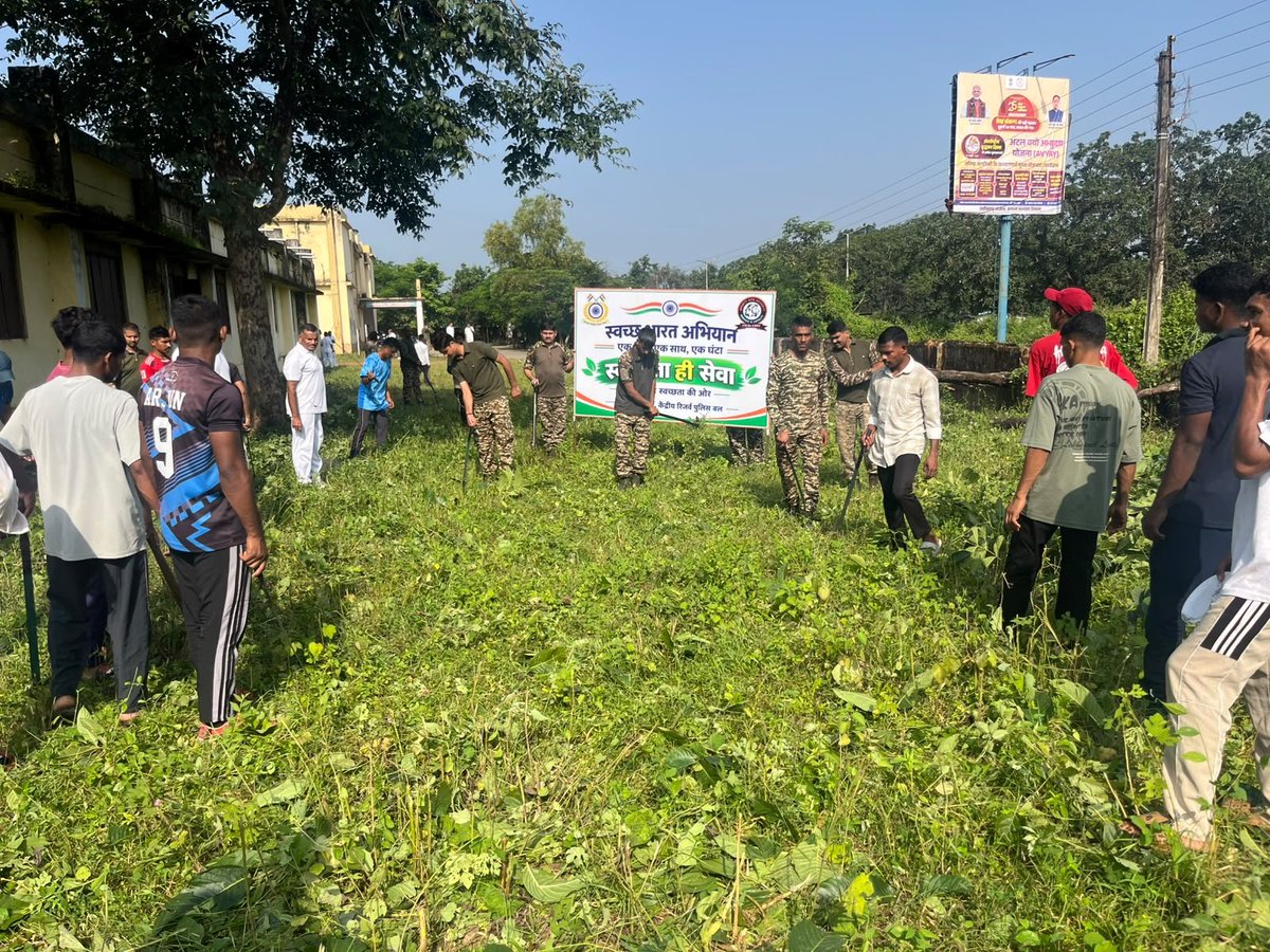 170BNCRPF's tweet photo. दिनांक 02/10/2026 को स्वच्छता पखवाड़ा 6.0 के तहत शहीद वेंकटराव स्नातकोत्तर महाविद्यालय बीजापुर में स्वच्छता अभियान चलाया गया। इस दौरान जवानों व छात्रों द्वारा महाविद्यालय परिसर एवं आसपास के क्षेत्र की साफ-सफाई  की। #special campaign 6.0 https://t.co/Boy6XtlVx4
