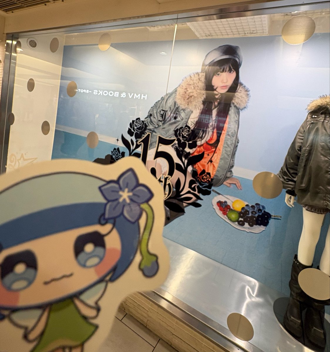 Mattuoa8c's tweet photo. 仕事の休憩中にダッシュで
彩友ちゃんウィンドウ観に行ってきたよー‼️

想像よりも超デカデカ看板で感動したよー‼️

推しが超かっこよくて本当にやばい最高
これが私の推しなんだって感動してしまった😭

#奥田彩友
#jouetie
#jouetie15th https://t.co/IjOCcPpQNw