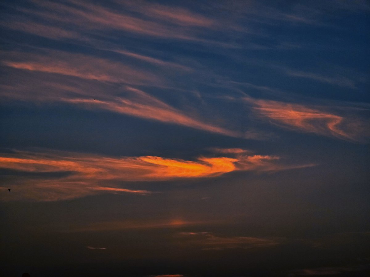 DazWasThere's tweet photo. The sky is putting on a show. https://t.co/gqxDlFLfdG