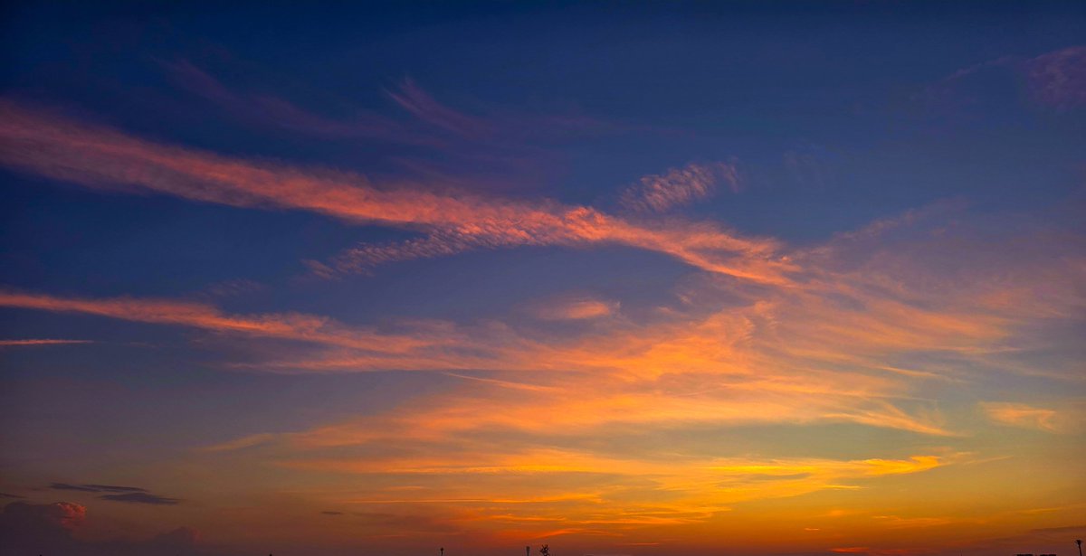 DazWasThere's tweet photo. The sky is putting on a show. https://t.co/gqxDlFLfdG