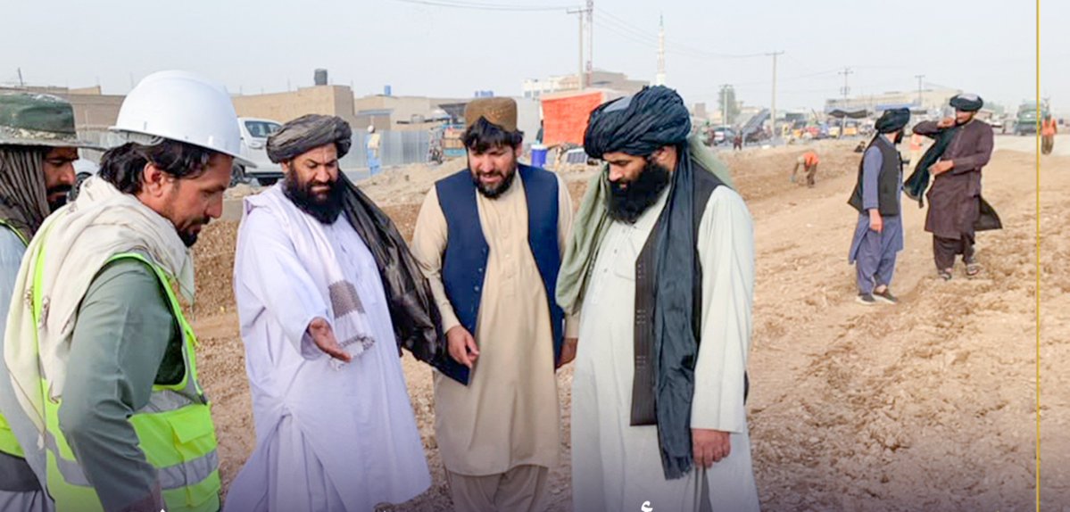 HafizUmari313's tweet photo. د کابل ښاروال مولوي عبدالرشید، د کندهار ښاروال په ملتیا، په کندهار ښار کې د سړک جوړونې د ٣ پروژو د پرمختګ څخه لیدنه وکړه. دا پروژې د کابل ښاروالۍ د ښاري زیربناوو ریاست لخوا په معیاري ډول ډیزاین شوي دي.

په دې پروژو کې د کپتان مدد څلور لارې څخه تر ډنډ څلور لارې پورې ۶۰ 
1\2 https://t.co/29k3ryQ2gT
