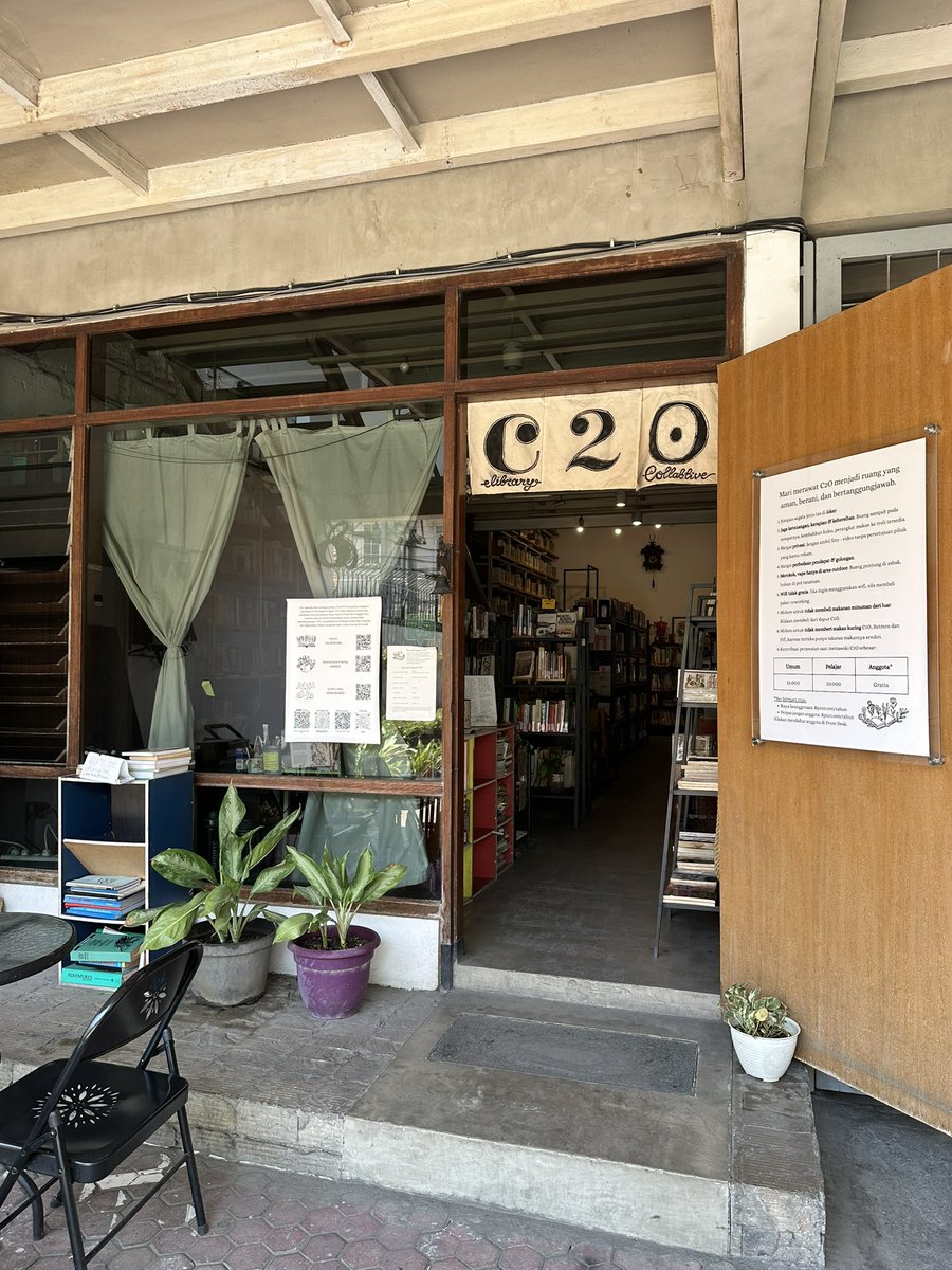 Anthony505_'s tweet photo. Iseng” liat di aplikasi sebelah nemuin tempat yang comfy buat baca buku
📍C2O Library &amp; Collabtive Surabaya https://t.co/W6RBsgQOiz