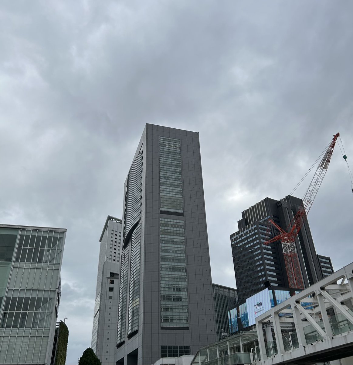 hatakatu2020's tweet photo. 久々の都会。灰色のコンクリートの建物だらけの風景に少し心がざわつく。年のせいなのか、それともすっかりと田舎暮らしに慣れたためか？

#五行歌
#詩
#移住
#還暦
#田舎暮らし
#スローライフ https://t.co/a2ZeSAhlmH