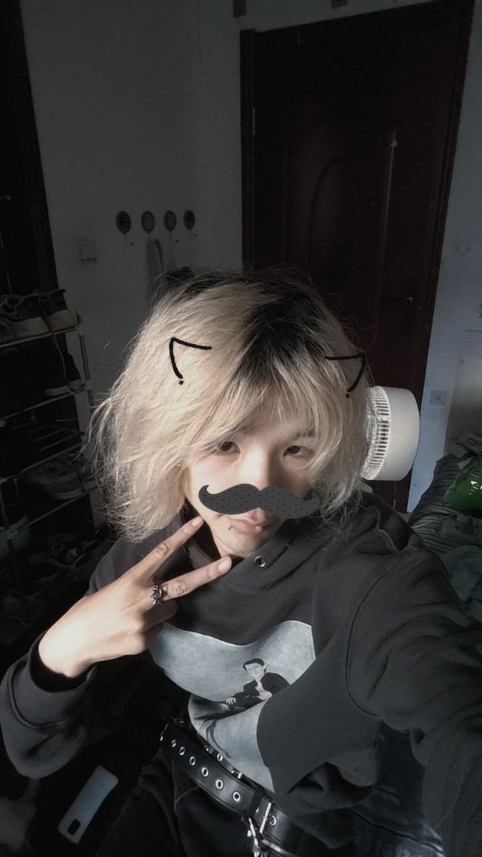vt6zc's tweet photo. 9月结束时已被叫醒，期待《November Rain》 #femboy #punk https://t.co/7acWBVESsJ