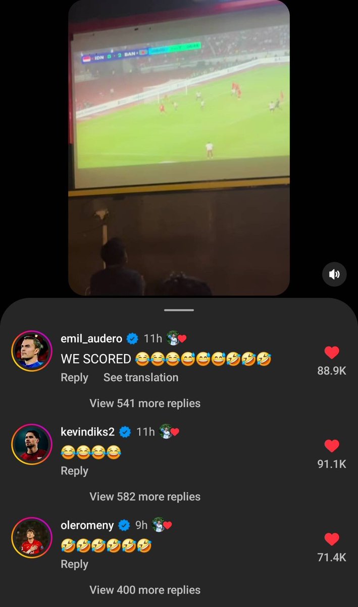 NetizenAsbun's tweet photo. Hahaha sumpah ini lucu banget, momen yg bisa dirasakan seluruh supporter Timnas yg nonton, berasa banget emosinya, mana gol dan lolos Final lagi😭😭😭

Sampai dikomen para punggawa Timnas yang main tadi malem😅

Bentar lagi bakal rame diupload akun luar pasti momen ini🤣🤣🤣

#TimnasGaruda #TimnasIndonesia
#FIFAASEANCUP 

📽 ig : irfann.kholid