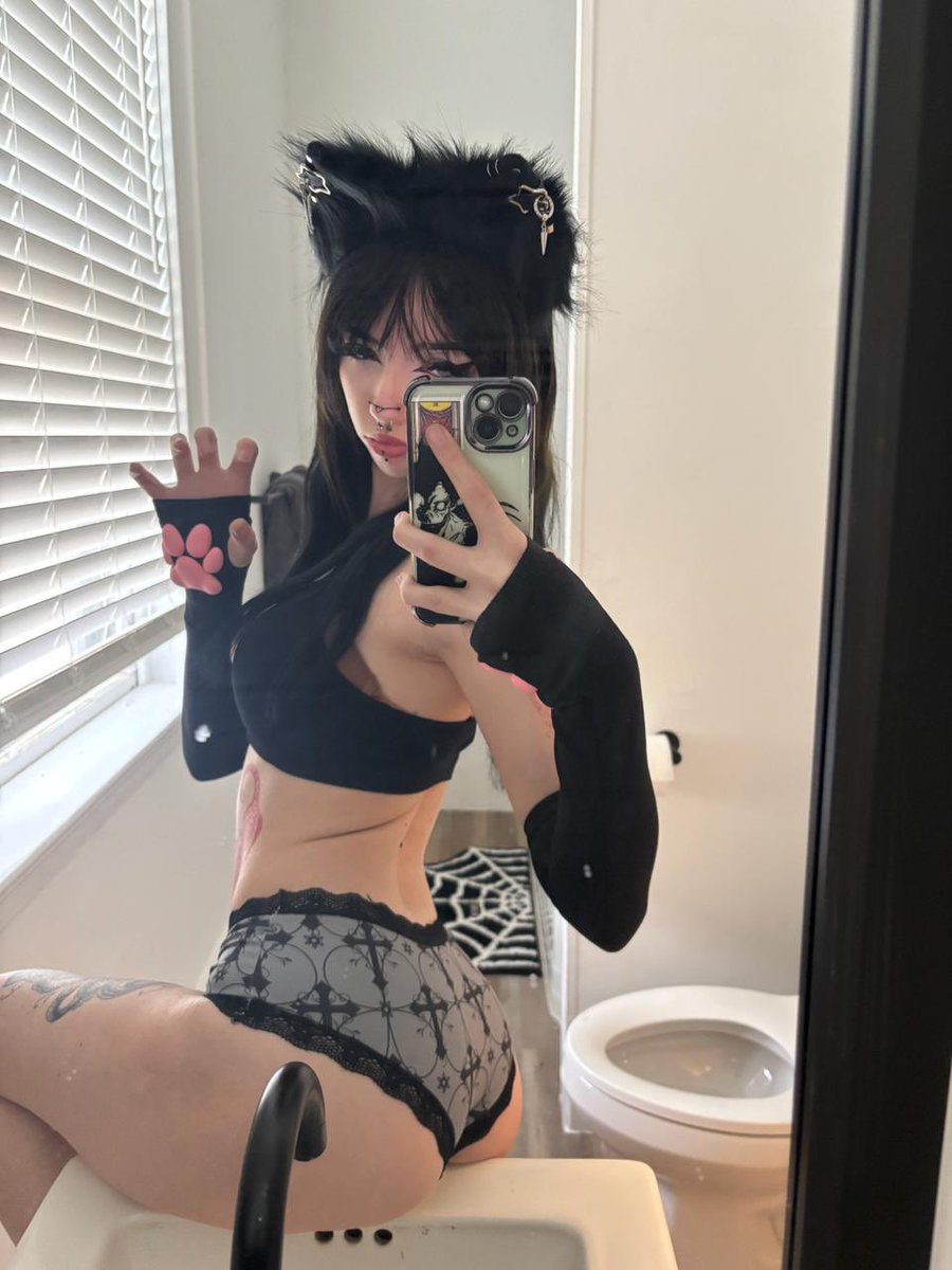 ReeseVelvetXO's tweet photo. Careful… this pussy I mean kitten has claws—and she gets dangerously wet when you get too close. 😏💦 https://t.co/amyyTEfdyn