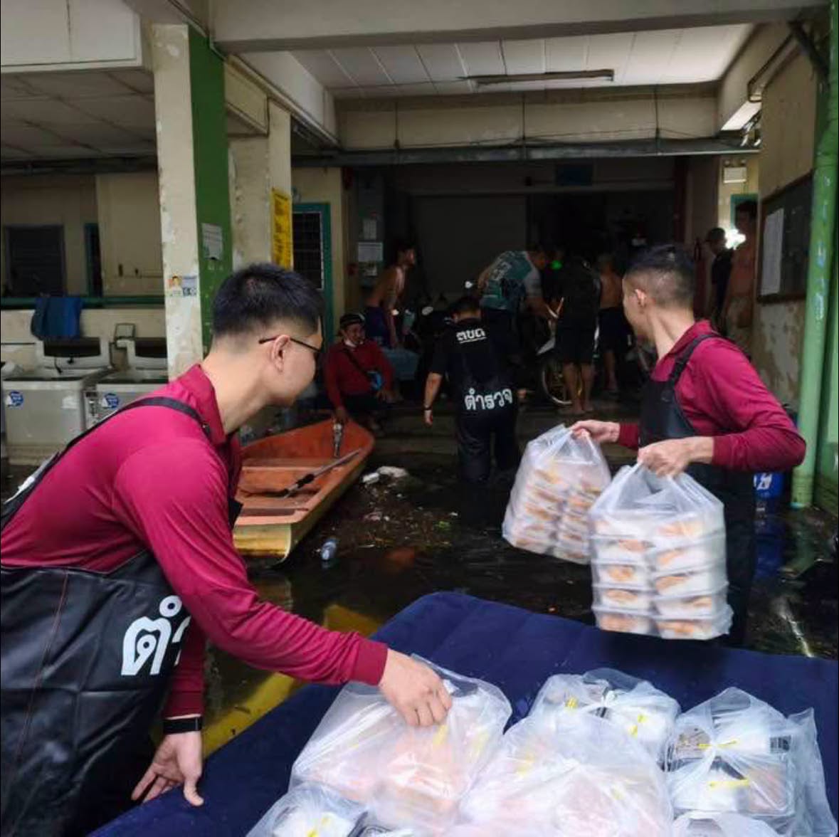 prdthailand's tweet photo. Their Majesties the King and Queen, concerned for flood-hit residents in Bangkok, graciously granted food and essential supplies. On 1 Oct, Border Patrol Police and Water Police delivered 1,000 meal boxes and water by boat to Lat Krabang, bringing relief and deep gratitude. https://t.co/SxKpkH0ULQ