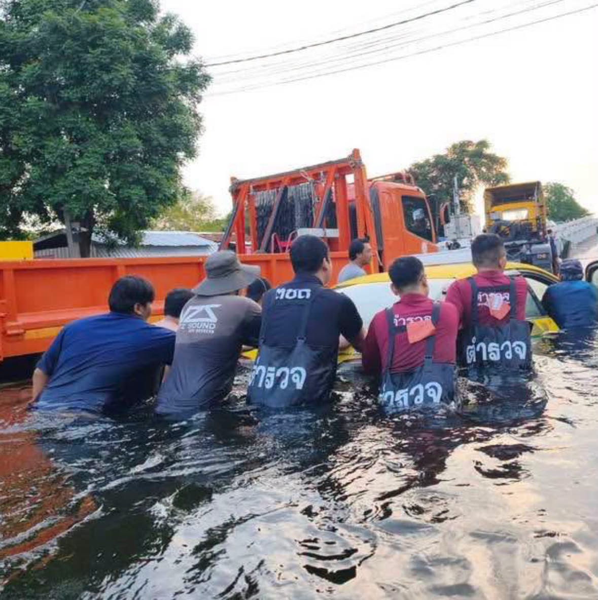 prdthailand's tweet photo. Their Majesties the King and Queen, concerned for flood-hit residents in Bangkok, graciously granted food and essential supplies. On 1 Oct, Border Patrol Police and Water Police delivered 1,000 meal boxes and water by boat to Lat Krabang, bringing relief and deep gratitude. https://t.co/SxKpkH0ULQ