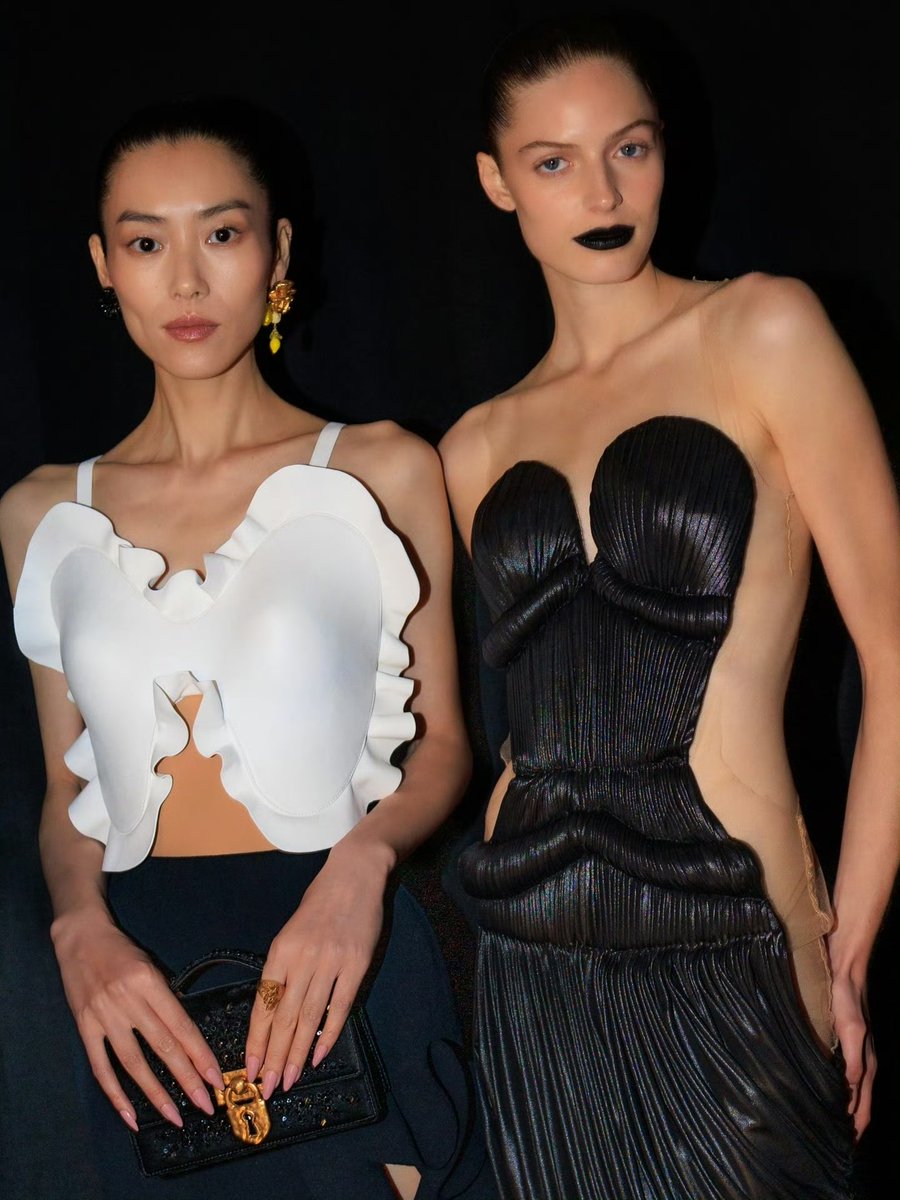 liuwenwl's tweet photo. 261001 Schiaparelli SS27 #LiuWen #刘雯 https://t.co/AMbUo1wq2f