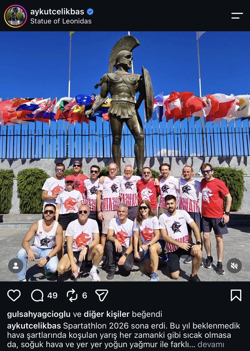 ozlemdogan_'s tweet photo. Üzerinde ay yıldımıza hakaret niteliği taşıyan skandal sembollü tişörtü giymeleri için kafalarına silah mı dayadılar? Bu sözde sporcuların ‘zulüm 1453’te başladı’ yazan Yunan tohumlarından farkı ne? Soyadı kanunuyla gizlenenler yüzünden ülke ne utançlar ne zulümler yaşadı, yazık! https://t.co/pm2z8JIEvh