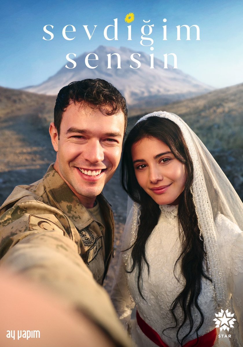 DTural's tweet photo. #SevdiğimSensin dizisini ne kadar sevdiğimi bilirsiniz lakin sezarın hakkı sezara dizide yanlış giden bir şeyler var ve düzeltilmesi gerekiyor. Bölümler bir öyle bir böyle yazılıyor. Geçen hafta bölüm ne kadar iyiyse, bu hafta o denli kötü bir bölümdü. Karakter derinlikleri o kadar bozuldu ki piyes izliyormuşuz gibi bir etki başladı artık. Yani açın da lütfen ilk sezon bölümlerini izleyip bir bakın nasıl dramatik ağlar kurmuşuz diye. Bir de şimdiki bölümlere bakın. Bu kadar kıymet verdiğim bir işin bu kadar savruk bir şekilde ekrana sunulması açıkçası can sıkıyor. Bu dizinin potansiyelini bu kadar boşa harcamayın lütfen. Başrol karakter Dicle, bir sezon boyunca ablasının peşinden koştu öldü zannederek. Ablasını öğrendi ama ablasıyla hiçbir sahnesini izletmiyorsunuz mesela. Bu şekilde de olunca hiçbir derinliği kalmayan, boş bir dram ağından öteye geçemiyor hikâye. Dicle karakterinin artık düzeltilmesi gerekiyor. Bir bölüm 5 yaşındaki çocuk gibi yazılıp, diğer bölüm güçlenen, ertesi bölüm şaşkın ördek yavrusu gibi gezen bir karakter yazmamalısınız. Bu seyircinin aklıyla üzülerek söylüyorum ama dalga geçmektir. Bu dizi öyle bir yazılır öyle bir reyting getirir ki sadece ciddi manada özen gerekiyor. Dipnot : Ferman karakterini bu kadar geriye atmamalıydınız diye düşünüyorum. Diziye sağlam bir hareketlilik ve silkelenme hali şart. Rakipler ensesinde ve her an elinizde kalan totali de alabilirler benden söylemesi. Umuyorum yeni bölüm ve sonraki tüm bölümlerde artık gerçekten iddialı bölümler izleriz. Dram ve heyecan gümbür gümbür gelirse bu diziyi hiçbir güç durduramaz. 🫰