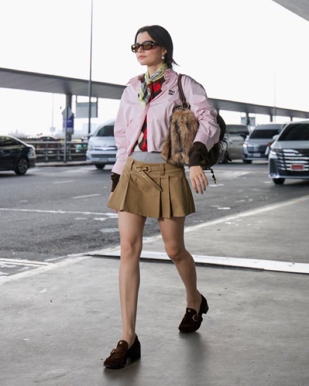 Myluckylover's tweet photo. MiuMiu girl เท่มาก😎

REBECCA FLY TO PFW MIU MIU
#MiuMiuPFWxBecky #MiuMiuSS27
#beckysangels https://t.co/IMCSZvXTDb