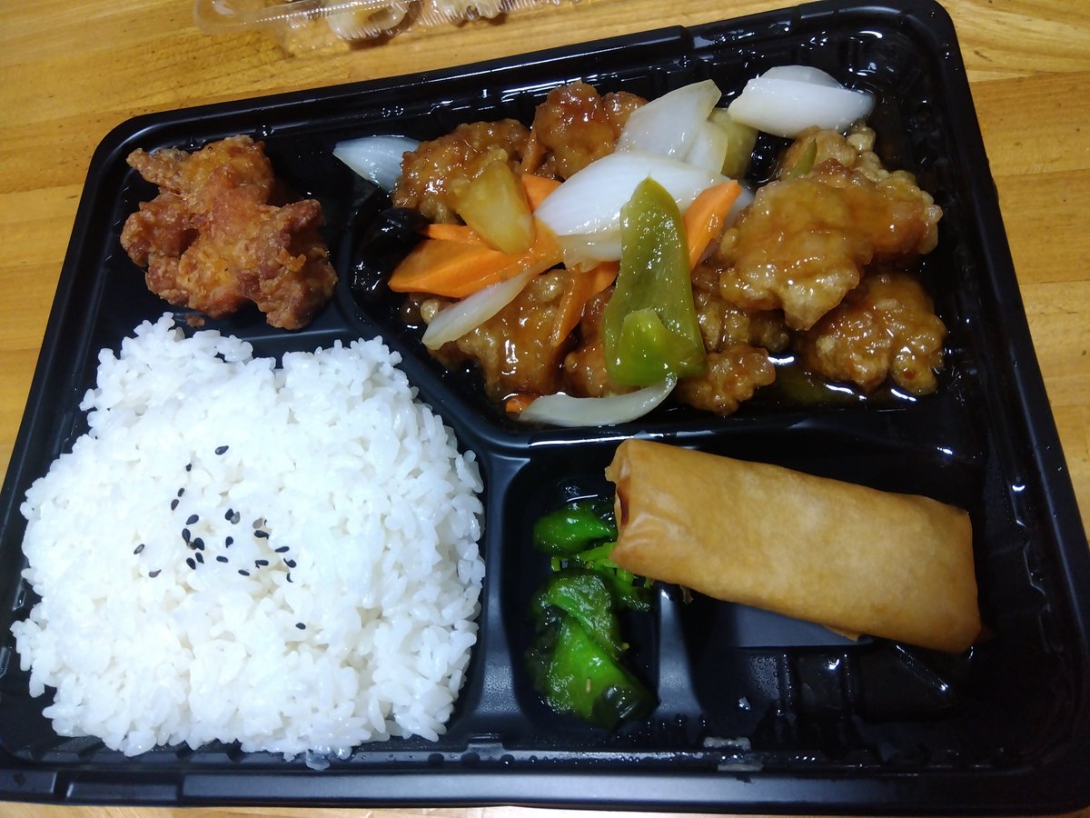 takechan_uribou's tweet photo. 酢豚弁当
春巻きと唐揚げもついて、しかもごはんも枠からはみ出してる(笑)750円
美味しかったです。大阪府茨木市の四季紅 https://t.co/hlSuHMaHuv