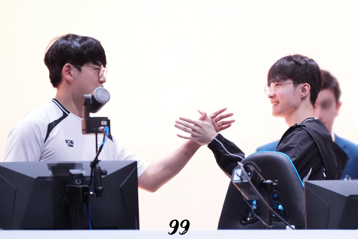 99canfly99's tweet photo. 261002 AG

🐻🐈‍⬛

#GUMAYUSI #FAKER https://t.co/DO4jUdBXXh