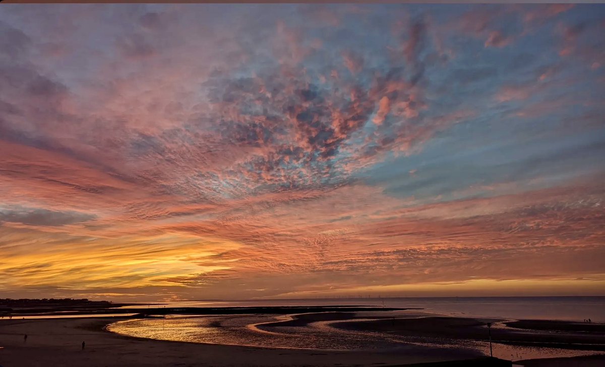 BooksCatsLondon's tweet photo. Sunset by the sea 🩷🌅

#sunsets #PinkClouding https://t.co/OAuOzaZ7WG