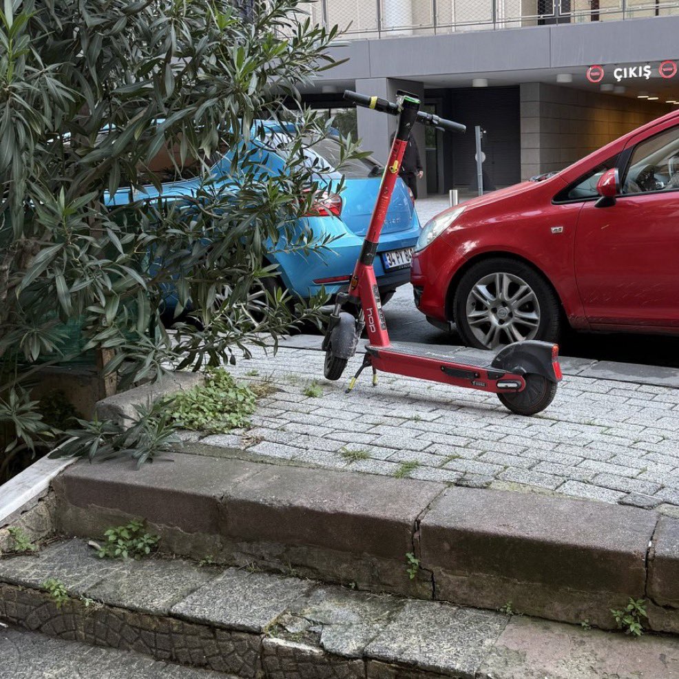 walk2istanbul's tweet photo. Pelin Hanım, scooterlar "mikromobilite" paketiyle servis edildi. Karşı çıktık, haklı çıktık. Kaza istatistiği bile açıklayamıyorsunuz. Şehirdeki durumu da her gün biz raporluyoruz. @IBBcozummerkezi şikayetlere bile cevap vermiyor. Bakın bisiklet hayatın nasıl parçası oldu hemen👇 https://t.co/1IsDIYnWLD