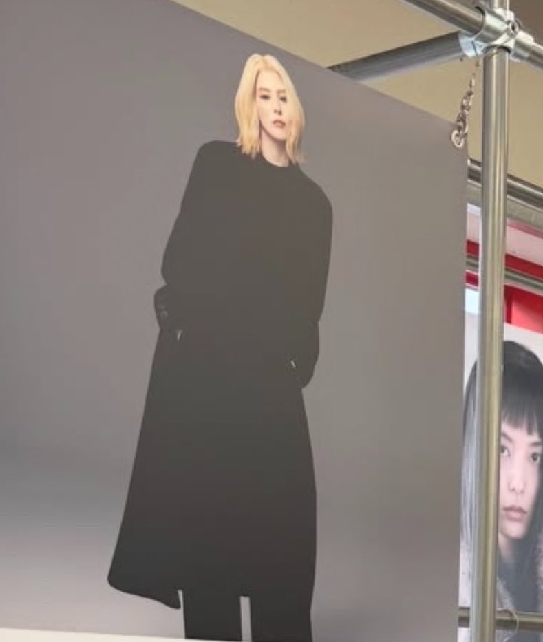 HanSohee_xx's tweet photo. OMG Blonde Sohee at Musinsa Standard store I want them to release this collection now😎 https://t.co/vdFFE4F99V