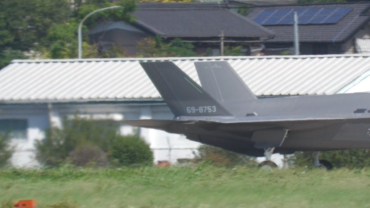 mt4692's tweet photo. 12:30分頃にF-35A 新造機の53号機を女性テストパイロットさんが操縦して初テスト飛行に行きました。

チェイサー機として岐阜基地のF-15が同行。

動画は此方⇒https://t.co/0j5Y8aTkkl

#F-35A
#新造機の53号機
#女性テストパイロットさん
#小牧基地
#岐阜基地
#小松基地 https://t.co/8PMrlLZVZD