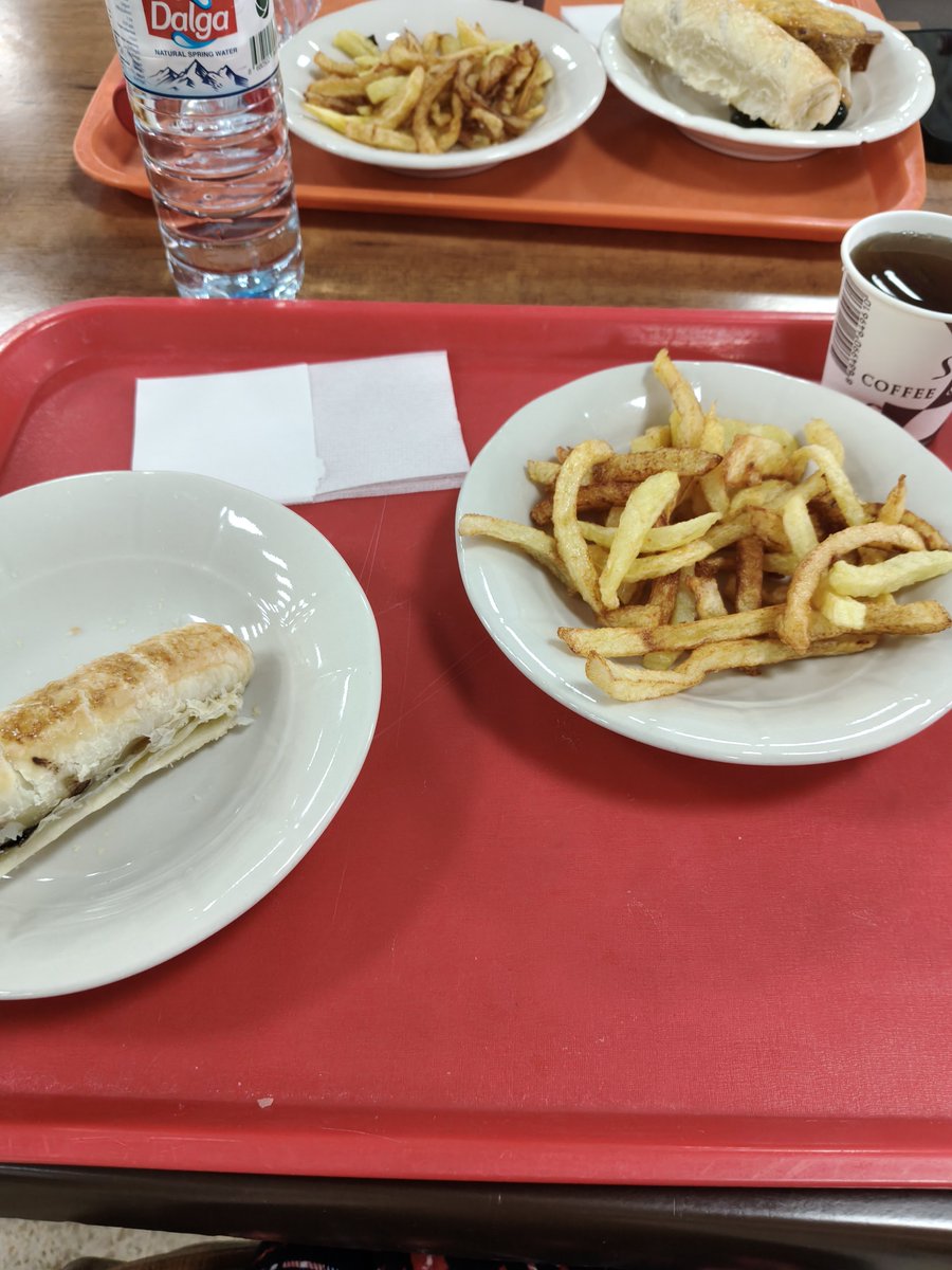 laylalavin's tweet photo. menünün bolluğu en azından patetes var https://t.co/igMisAqNHi