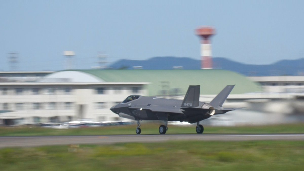 mt4692's tweet photo. 12:30分頃にF-35A 新造機の53号機を女性テストパイロットさんが操縦して初テスト飛行に行きました。

チェイサー機として岐阜基地のF-15が同行。

動画は此方⇒https://t.co/0j5Y8aTkkl

#F-35A
#新造機の53号機
#女性テストパイロットさん
#小牧基地
#岐阜基地
#小松基地 https://t.co/8PMrlLZVZD
