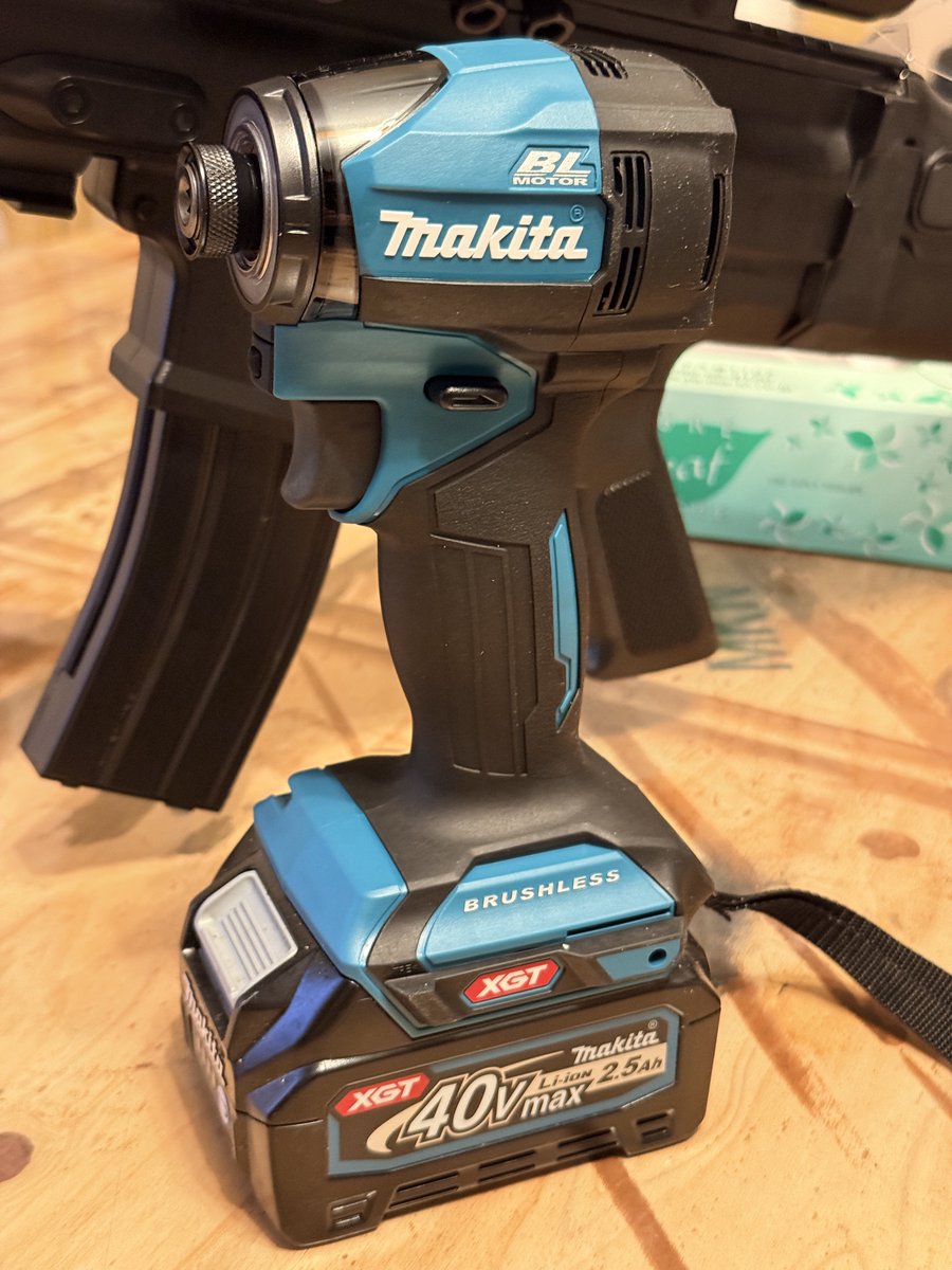 mikune777's tweet photo. 7年半使った電動インパクトドライバーをやっとこ新調したぜ！

新型モーターのトリガーフィーリングめちゃくちゃ滑らかだし、重心バランス良いし、ヘッドちっさいし最高👏 https://t.co/tpGGRD3KNF