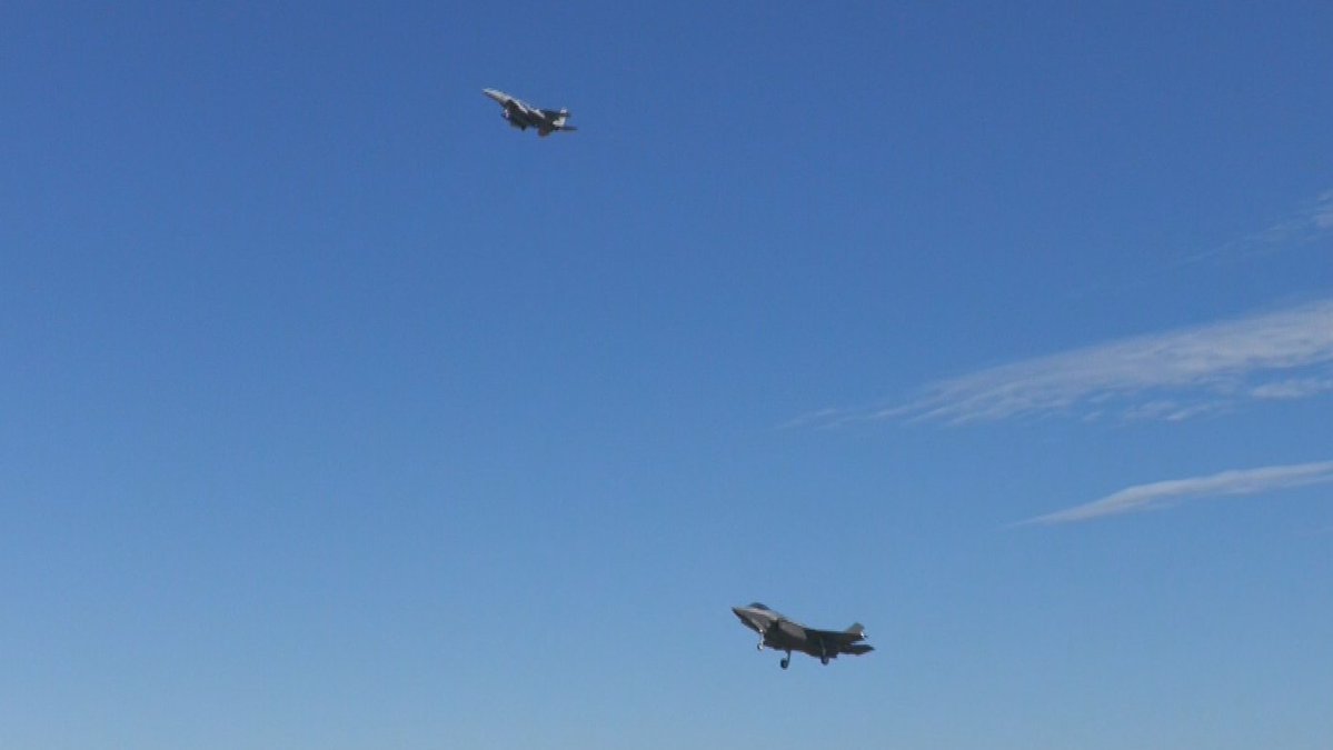 mt4692's tweet photo. 12:30分頃にF-35A 新造機の53号機を女性テストパイロットさんが操縦して初テスト飛行に行きました。

チェイサー機として岐阜基地のF-15が同行。

動画は此方⇒https://t.co/0j5Y8aTkkl

#F-35A
#新造機の53号機
#女性テストパイロットさん
#小牧基地
#岐阜基地
#小松基地 https://t.co/8PMrlLZVZD