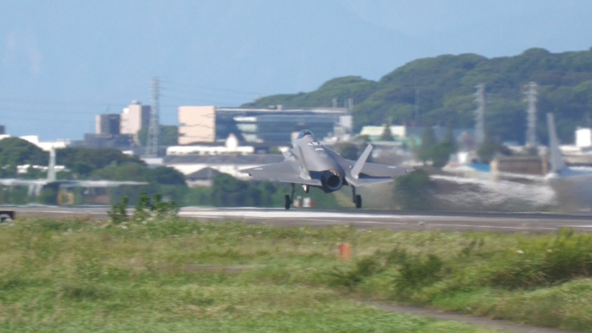 mt4692's tweet photo. 12:30分頃にF-35A 新造機の53号機を女性テストパイロットさんが操縦して初テスト飛行に行きました。

チェイサー機として岐阜基地のF-15が同行。

動画は此方⇒https://t.co/0j5Y8aTkkl

#F-35A
#新造機の53号機
#女性テストパイロットさん
#小牧基地
#岐阜基地
#小松基地 https://t.co/8PMrlLZVZD