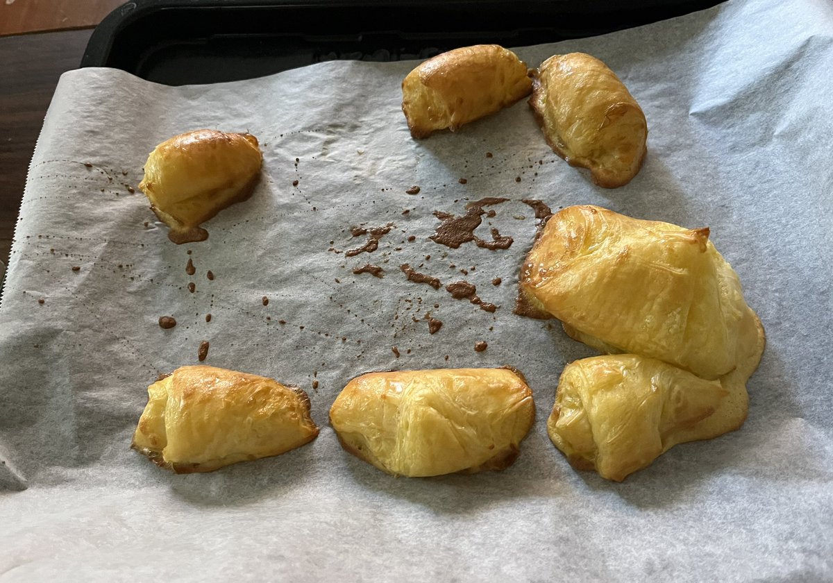 ICIKABACICA9's tweet photo. ライスペーパーでクロワッサン作ってみた🥐
本物とは違うけどモチモチしててこれはこれで美味かった😋 https://t.co/8TUsClpnpc
