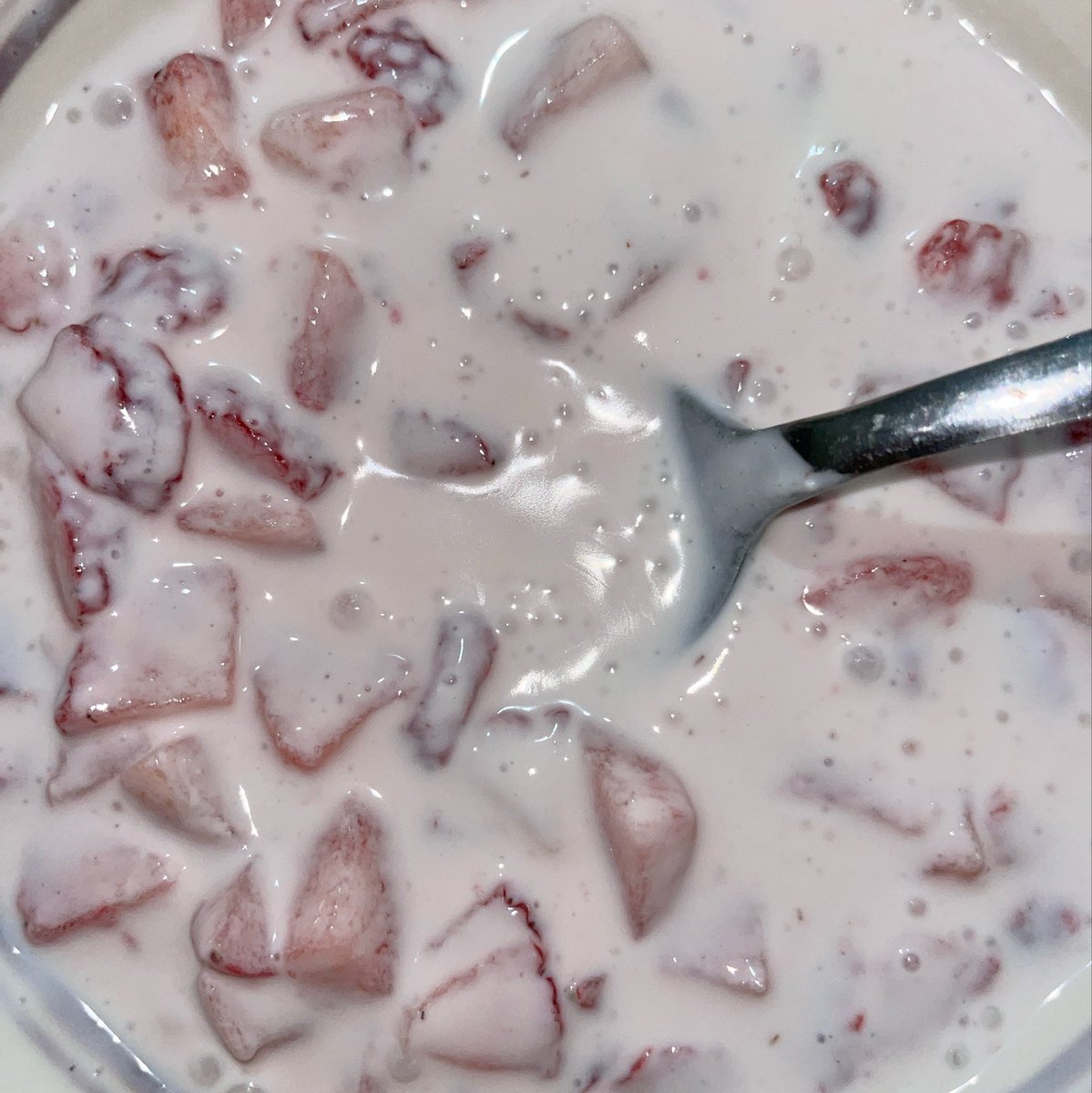 chichagooat's tweet photo. hice fresas con crema pero parece agua la crema vaya shit https://t.co/oTOua6YsJQ