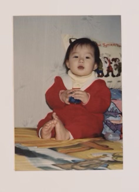 yun1110_'s tweet photo. 어린시절 사진 재연해보기 << 클리셰인데 재밌네요 https://t.co/HsS2Axxq6w