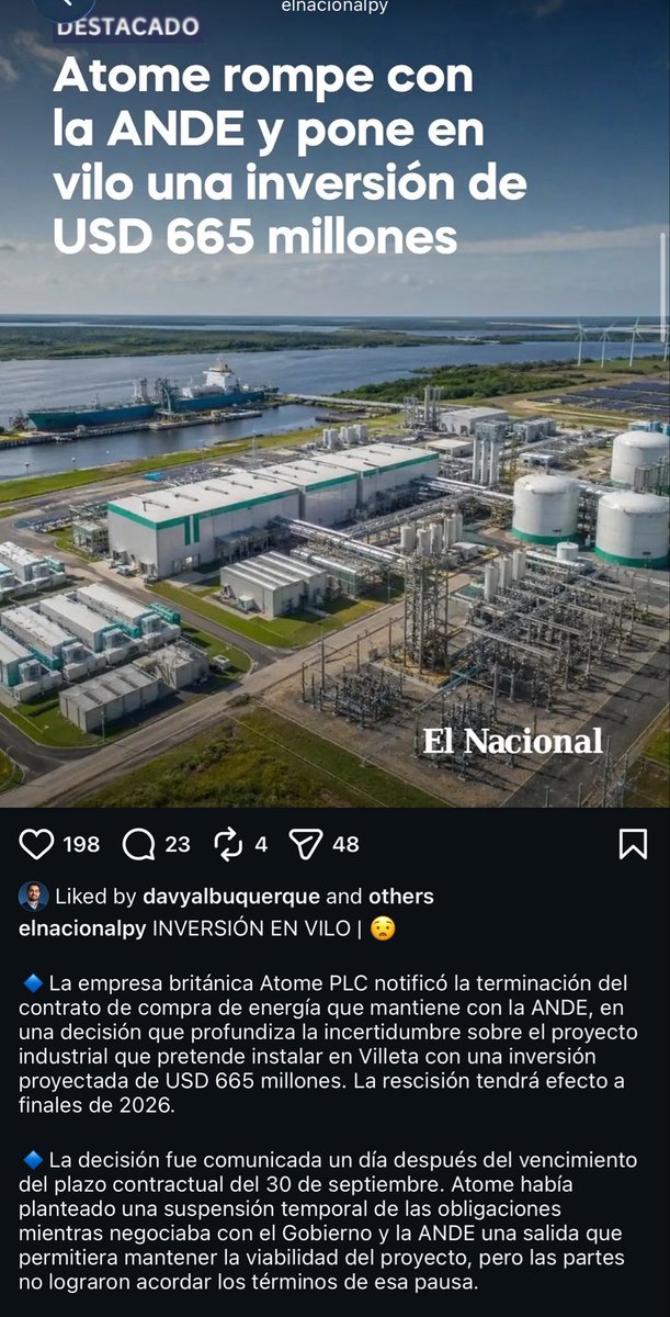 criptoboi's tweet photo. Atome "se va" de Paraguay y nos quieren vender que perdimos una inversión de USD 665 millones.

Falso. Atome nunca estuvo acá. Y su salida es una de las mejores noticias del año para el bolsillo de los paraguayos. Les explico por qué.

¿Quién es Atome? Una empresa británica que cotiza en la bolsa junior de Londres. Ingresos: USD 0. Pérdida en 2024: USD 6,9 millones. Su acción está SUSPENDIDA desde julio de 2026 porque ni siquiera publicó sus balances. Esa es la gran "inversionista" que hoy llora en los titulares.

Su presidente es Peter Levine. Su CEO, Olivier Mussat (ex IFC). Y su hombre en Paraguay es James Spalding, ex director general de Itaipú entre 2013 y 2018, el mismo que firmó el contrato con la ANDE en 2022. Del otro lado del mostrador, y con zona franca por 30 años.

En 5 años, la inversión real de Atome en Villeta fue de USD 6,6 millones. Los famosos "USD 665 millones" eran deuda de organismos multilaterales (USD 420M) y plata de fondos terceros que NUNCA se desembolsó, porque estaba condicionada a una sola cosa: que Paraguay les firmara un nuevo contrato de energía barata.

El presidente de la ANDE lo dijo ante el Congreso, sin vueltas: "Hasta hoy día en Villeta, Atome no tiene nada construido. Tiene un cartel que dice Atome Paraguay". Ni un ladrillo desde 2022, como ya documentó @peztresojos con la foto del terreno vacío en Villeta.

Porque el corazón de todo este asunto es uno solo: LA TARIFA.

Atome exigía precio fijo de USD 30,15/MWh por 15 años (y contrato a 25 años) sobre 123 MW de potencia. La tarifa técnica calculada por la ANDE es de USD 44,3/MWh, y va en subida. Traducción al castellano: querían la energía de todos los paraguayos por debajo de su costo.

Y ojo, su propio contrato de 2022 no les garantiza ningún privilegio: la cláusula 9ª los obliga a aceptar los reajustes tarifarios y la cláusula 17ª manda cualquier disputa a los tribunales de Asunción. Los decretos de 2026 que hoy invocan como "garantía" jamás nombraron a Atome en ninguna parte. Se autopercibieron beneficiarios.

Hagamos la cuenta que nadie quiere hacer en voz alta. USD 14/MWh de diferencia, multiplicados por más de 1 TWh al año, dan entre USD 15 y 18 millones por año. En 15 años: entre USD 230 y 270 millones de subsidio que íbamos a pagar entre todos los paraguayos. ¿Por qué? Porque la electricidad representa el 60-70% del costo de producir amoníaco verde. Sin energía subsidiada, el proyecto de Atome no es rentable. No en Paraguay. En ningún lugar del mundo.

Su cliente estrella lo entendió antes que nadie: Yara canceló al menos 5 proyectos de hidrógeno y amoníaco verde en los últimos dos años. El amoníaco verde cuesta entre USD 600 y 1.200 la tonelada, contra USD 200-350 del convencional. El mundo entero salió del hype del hidrógeno verde. Atome quedó vendiendo el relato de 2021.

¿Y qué hizo la ANDE ante todo esto? Algo mínimo: pedirles que firmaran la adenda correspondiente o presentaran una póliza de garantía de unos USD 40 millones. No lo hicieron. Prefirieron romper el contrato, con efecto a fines de 2026, y amenazar al Paraguay con un arbitraje internacional de "cientos de millones".

Y la amenaza no vino sola: vino con operación de prensa. Todos los comunicados de Atome en 2026 pasan por FTI Consulting, su agencia de relaciones públicas en Londres, y pagaron difusión mundial del aviso de arbitraje. Cuando una empresa sin ingresos y con la acción suspendida gasta en lavarse la cara, es porque el negocio siempre fue el relato.

¿Y qué gana Paraguay con esta ruptura? Mucho. Se liberan 145 MW que Atome tenía reservados sin usar, justo cuando nuestro consumo eléctrico creció 17,9% este año y el pico de demanda bate récords. Y ya hay interesados dispuestos a pagar tarifa real: los datacenters de inteligencia artificial anunciados en el este del país dicen pagar el triple de lo que paga Brasil por nuestro excedente.