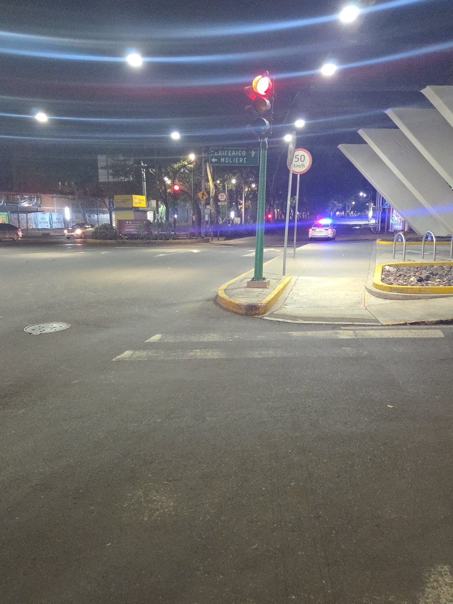 gfdelarosa's tweet photo. @SSC_CDMX  acabo de tener un incidente de transito justo en frente de su oficial el cual a pesar de ver todo se dio a la fuga, por dos semaforos que se lo impidieron lo pudimos alcanzar para que nos ayudara. https://t.co/qGmekm2yoa
