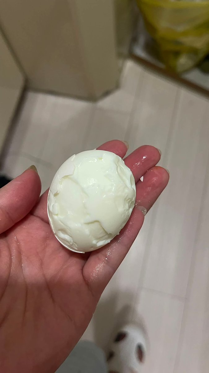 ha_inh24324's tweet photo. Có cách nào để luộc trứng, bóc trứng nó dễ dàng không nhỉ?

Sao cứ mỗi lần em luộc trứng ăn, bóc kiểu này nhìn khó chịu ghê.

Em đang nghi là mình luộc chưa kỹ nên lòng trắng nó chưa săn lại 

Nhưng mấy bác em thấy luộc trứng lòng đào vẫn bóc đẹp như th��ờng =))

Chưa tìm ra được nguyên nhân luôn 🥲