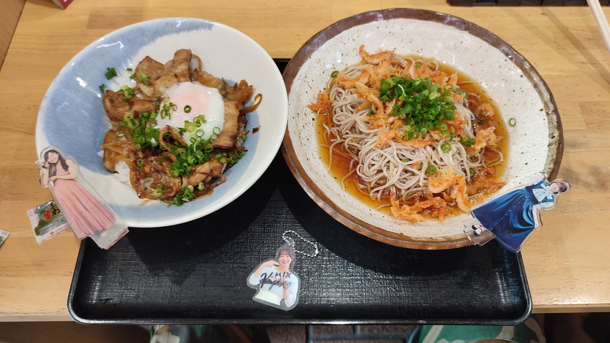 sone_chi1006's tweet photo. 道の駅富士　海老そば屋さんで
トンテキ焼き肉丼🍚冷たいそば🤤
#いただきまな
#いただきまきむー https://t.co/oyxV3w7HvI