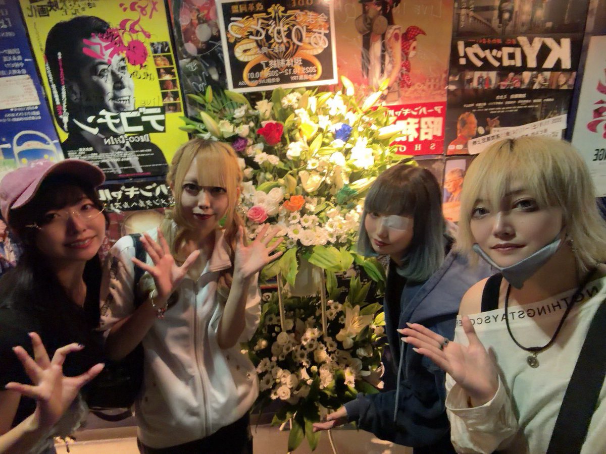 Otogino_Maoi's tweet photo. 遅ばせながら昨日は
『CODE改革同盟現体制終了ライブ』
ありがとうございました🖤

改めて大切な日に漆黒を呼んで頂き、皆さんも足を運んで下さりありがとうございます✨

CODEさんと初めて共演させて頂いてからまだ一年も経っておらず、だけどそんな短い間でもこれだけの縁を深めることが出来ました🤝
ライブ以外でもメンバーの皆さんが気さくで楽屋等での雰囲気がとても良いグループで、回を増すごとにパワーアップしていくパフォーマンスに自分���も心惹かれたからこそのご縁だと思っています。

時間よりも中身の重要さ、気持ちの大切さに気づかせてくれるユニットさんでした。
自分達にとってもすごく大きな存在だったからこそ寂しい気持ちは拭えきれませんが、メンバーの皆さんが全員前向きな姿勢でいたからこそ自分達もその気持ちに応えられるように全力で挑ませて頂きました❤️‍🔥

この先また別々の道へ進んでも、どこかで振り返った昨日の日が必ず大きな糧となっていますように。
僕達も昨日の思い出を大切にしながらまた皆さんに会える日を楽しみにしていたいと思っています☺️

全員の未来が輝かしいものでありますように！
CODEさんへ心から愛を込めて

たくさんの時間を本当にありがとうございました🥀