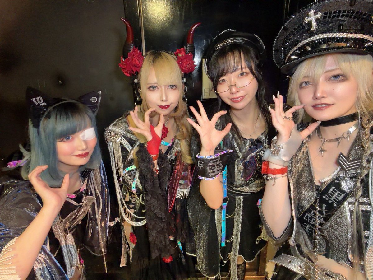 Otogino_Maoi's tweet photo. 遅ばせながら昨日は
『CODE改革同盟現体制終了ライブ』
ありがとうございました🖤

改めて大切な日に漆黒を呼んで頂き、皆さんも足を運んで下さりありがとうございます✨

CODEさんと初めて共演させて頂いてからまだ一年も経っておらず、だけどそんな短い間でもこれだけの縁を深めることが出来ました🤝
ライブ以外でもメンバーの皆さんが気さくで楽屋等での雰囲気がとても良いグループで、回を増すごとにパワーアップしていくパフォーマンスに自分���も心惹かれたからこそのご縁だと思っています。

時間よりも中身の重要さ、気持ちの大切さに気づかせてくれるユニットさんでした。
自分達にとってもすごく大きな存在だったからこそ寂しい気持ちは拭えきれませんが、メンバーの皆さんが全員前向きな姿勢でいたからこそ自分達もその気持ちに応えられるように全力で挑ませて頂きました❤️‍🔥

この先また別々の道へ進んでも、どこかで振り返った昨日の日が必ず大きな糧となっていますように。
僕達も昨日の思い出を大切にしながらまた皆さんに会える日を楽しみにしていたいと思っています☺️

全員の未来が輝かしいものでありますように！
CODEさんへ心から愛を込めて

たくさんの時間を本当にありがとうございました🥀