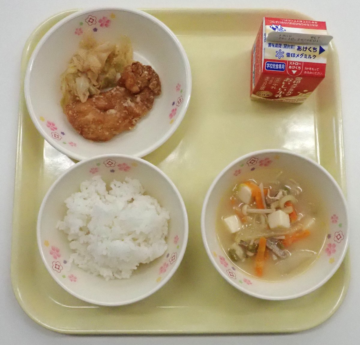 kasugaikyushoku's tweet photo. 10/2　#今日の給食

━━　小学校　━━
・ごはん
・牛乳
・白みそ汁
・鶏肉のから揚げ
・キャベツのごまじょうゆ和え
━━━━━━━━━

#春日井市　#愛知県　#から揚げ

\\ 　給食レストラン　//　開催します！！

2026/11/14(土)　・　2026/11/15(日) https://t.co/3TK33h29Zm